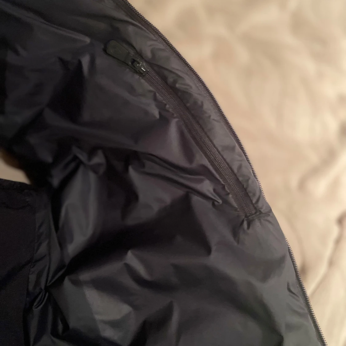 Svart dunväst från Sail Racing - 2