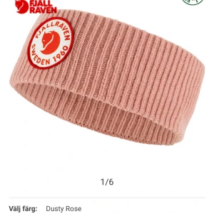 Rosa ribbat pannband från Fjällräven - OANVÄNT. Snyggt och praktiskt ribbat pannband i färgen Dusty Rose från Fjällräven. Pannbandet har en broderad logotyp framtill och en liten svensk flagga baktill. Perfekt för kyliga dagar.❤️ köpt för 500kr