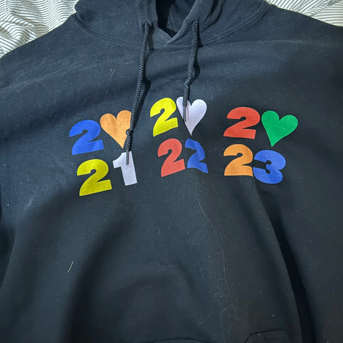 Svart hoodie med färgglatt tryck - 2