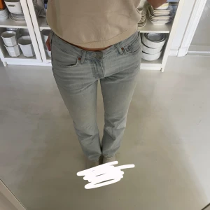 Ljusblå jeans med låg midja - Snygga ljusblå jeans med låg midja och straight fit. 