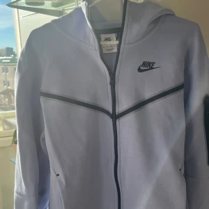 Ljuslila hoodie från Nike - Använd få gånger lila nike tech köp på nike ordinarie priset var 1100kr kommer längre inte till nån användning🌟