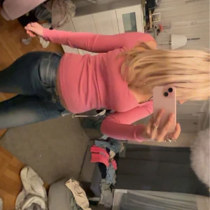 Rosa långärmad topp - Säljer en snygg rosa långärmad topp med en tight passform. Toppen har en enkel design som gör den lätt att matcha med olika outfits. Från H&M aldrig använd. Storlek M