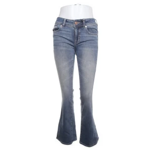 Blå bootcut jeans - Jeans från american eagle. Midjemått: 72cm, innerbenslängd: 78 cm💞