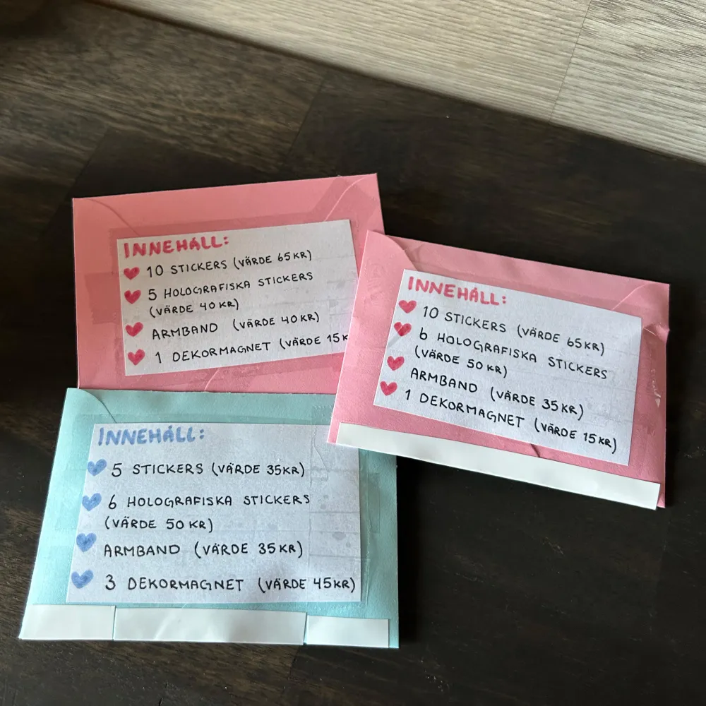 49 kr/styck! đ€ Vi har fixat 3 stycken fĂ€rdiga mysteryboxar! âšđ©· Alla boxar innehĂ„ller olika motiv & innehĂ„llet kan ni se pĂ„ tredje bilden! đđ vĂ€rdet mellan 150-170 kronor Lagerstatus: 3/3 â
. Asusteet.