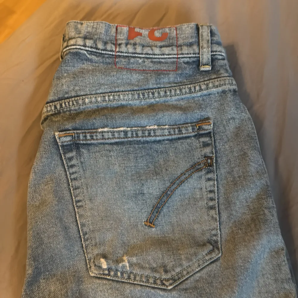 Snygga blå dondup jeans med klassisk femficksdesign. Slitningarna är designen. De har en ljus tvätt och en bekväm passform. Perfekta för en avslappnad stil. Priset kan diskuteras‼️‼️‼️.. Farkut & Housut.