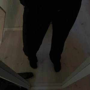 Madlady kostym byxor - Säljer nu dessa svart kostymbyxor med små väck längs benen ifrån Madlady, dessa köpare jag för ett tag sedan och har andvända bara ett fåtal gånger. Det är ner till marken på mig som är 170❤️ skriv för mer bilder eller info🥰