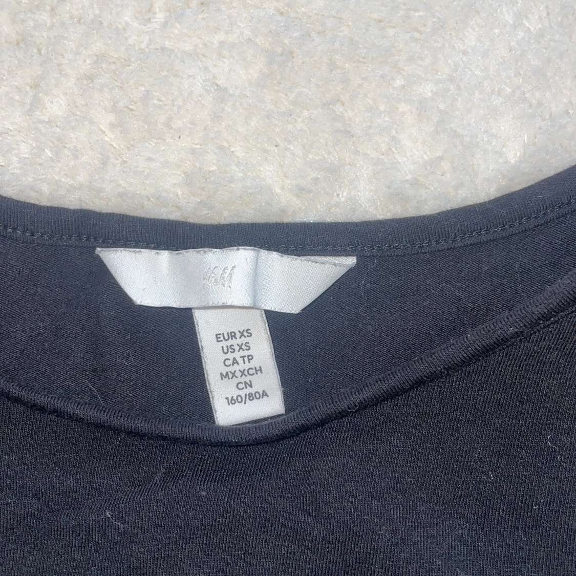 Svart topp med puffärmar från H&M - 2