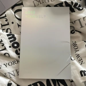 Love Yourself Answer Album - Säljer ett album från BTS med titeln 'Love Yourself Answer'. Inget är inkluderat utan bara Album boken. Tar bara emot Swish (fråga om frakten)