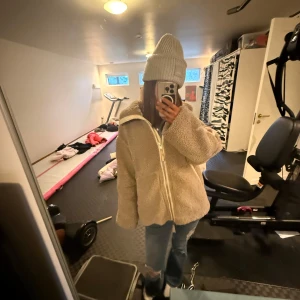 populär teddy jacka från hm - Mysig beige teddyjacka med dragkedja framtill. Jackan har en avslappnad passform och långa ärmar, perfekt för kyliga dagar. Den är både stilren och bekväm, vilket gör den till ett mångsidigt tillskott i garderoben.