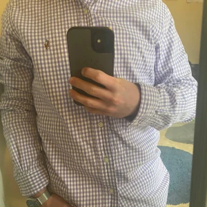 Ralph Lauren | Skjorta | Lila/vitrutig - ‼️Lila och vitrutig skjorta från Ralph Lauren‼️ Märke: Ralph Lauren 🏷️ Storlek: M 📏 Passform: Regular Fit 📌 Skick: ⭐️9/10⭐️ Fraktar: Inom 1 dag 📦