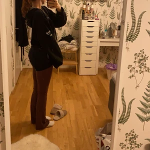 Yoga pants - Använda 1 gång, som nya, inga defekter. Bra i längden på mig som är 172, går ner till marken. Träningsmaterial