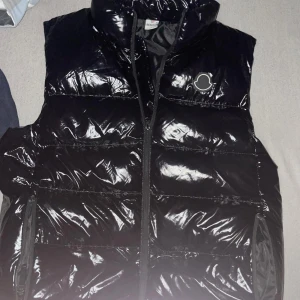 Moncler Väst L - Jag säljer min väst på grund av att den blev stor på mig. Pris kan diskutera via intresse. 