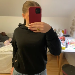 Svart hoodie  - Säljer en stilren svart hoodie från Lindex barnavdelning i storlek 146/152. 