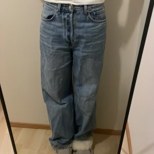 Blå jeans från Perfect Jeans - Säljer ett par klassiska blå jeans. De har en hög midja och en avslappnad, loose passform. Perfekta för en casual look. Jeansen har knappgylf och fem fickor. Midja tvärs över: 39cm inerbenslängd: 79cm