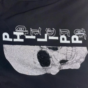 Philipp Plein S - Jag säljer min zip hoodie på grund av att den inte passar mig längre. Pris kan diskutera via intresse. 