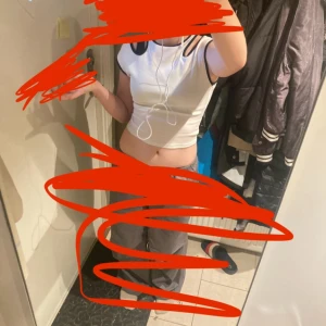 Vit croppad topp med svarta detaljer - Säljer en jättefin vit croppad topp med svarta detaljer vid ärmslut och hals. Inge särskilda defekter, knappt använd, skriv vid fler bilder och frågor💕 pris kan diskuteras:)