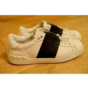 Valentino Garavani Opens i vitt och marinblått - Stilrena valentino opens i gott skick. OBS! De är i storlek 43 men sitter mer som storlek 44. Box och dustbag tillkommer. Priset är ej hugget i sten, bättre pris vid snabb affär! Tyvärr inget kvitto. Tveka inte på att höra av er om ni har några frågor!