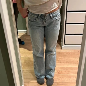 Jeans - Snygga jeans med coola bakfickor! Inga defekter och helt nya, haft på mig ca 1-2 gånger💕💕