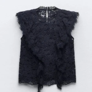 Blå spetsblus från zara❤️ - Trendig blå spetsblus med volangdetaljer från zara. Säljer då den inte kommer till användning! Köpte på plick men aldrog andvänt och den är i fint skick❤️går inte att få tag på längre därav priset! skriv för fler bilder och frågor! 