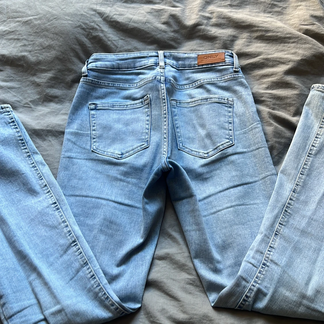 Jättefina ljusblå bootcut jeans från ONLY - 2