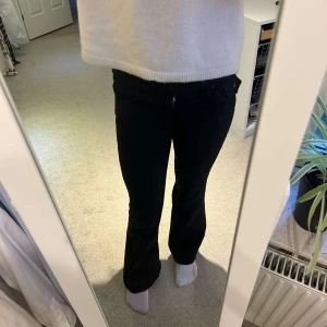Svarta jeans från True Religion - Snygga svarta jeans från True Religion i modellen Joey Low Rise Flare. De har en låg midja och utsvängda ben. 
