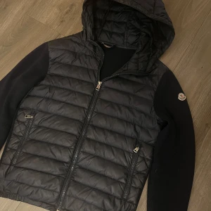 Moncler Cardigan - tja, säljer denna feta moncler cardigan i storlek S, kan passa XS. 100% äkta, ok skick! Lite slitage på armar, och lagning på insidan av jackan som inte märks av vid användning! därav priset! Hör av er vid frågor och funderingar !