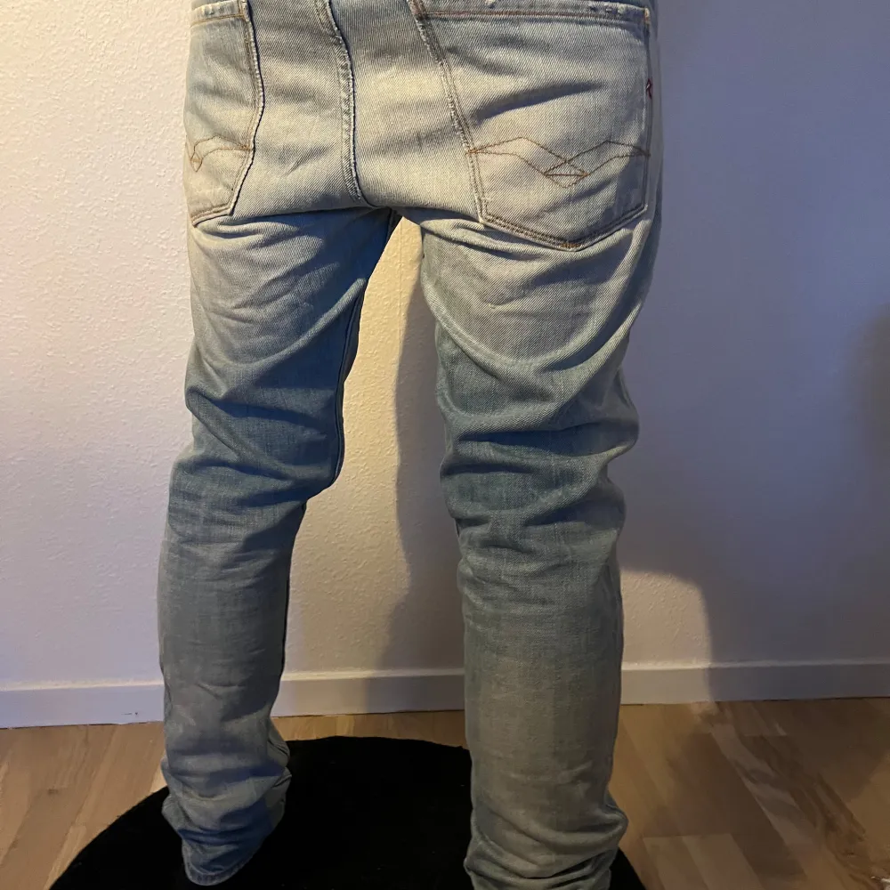Snygga ljusblå jeans från Replay med slitna detaljer på knäna. De har en klassisk femficksdesign och en bekväm passform. Perfekta för en avslappnad stil.. Farkut & Housut.