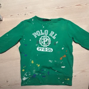 Grön sweatshirt från Polo Ralph Lauren - Grön tröja från Ralph Lauren. Använd typ 5 gånger men den ser ut att vara helt ny. Finns inte kvar att köpa på webbsidan. Nypris ungefär 2100 sek. Pris är diskuterbart.