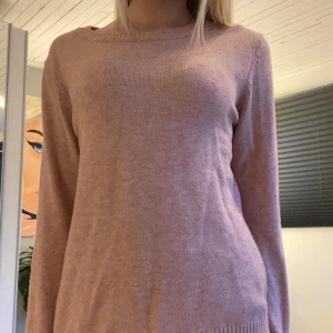 Rosa stickad tröja - Rosa stickad tröja ifrån VILA som jag använt en gång. Supersnygg och skön men tycker bara inte att färgen passar just mig så därför säljer jag 🩷