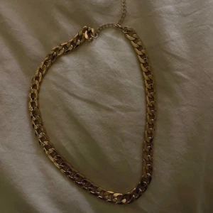Guldfärgat halsband - Snyggt guldfärgat halsband med breda länkar. Perfekt för att ge en elegant touch till din outfit. Justerbar längd med kedja. Aldrig använt 