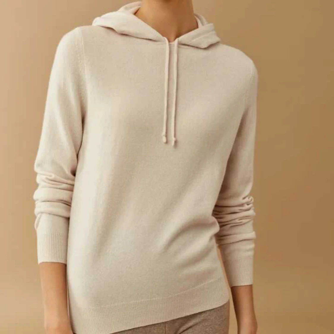 Beige hoodie i kashmir från soft goat
