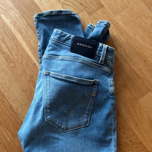 Dondup Jeans - Snygga ljusblå Dondup jeans i bra skick, ny pris är ca 3000 men säljer de för bara 500 kr.