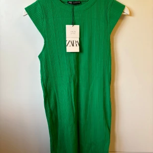 Grön ribbad klänning från Zara - Kort grön klänning från Zara, aldrig använd. Stretchig! 