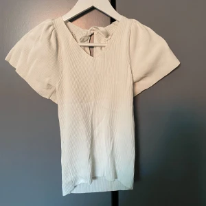 Vit topp med knytning - Superfin topp med knytning och volangärmar!💕endast använd enstaka gånger!