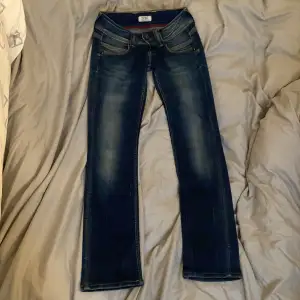 jättesnygga fräscha låg midjade pepe jeans i modell straight men sitter lite flare när man väl har på sig dem. storlek 25/32 