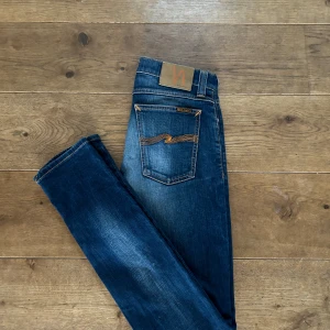 Nudie Jeans ”Tight Long John” - Nudie Jeans med modellen Tight Long John | storlek: 29/32 - skick 9/10. Tveka inte att höra av er vid frågor. 