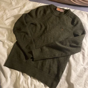 Stickad Morris tröja - Tjena! Säljer denna feta Morris tröjan som tyvärr krympte i tvätten. Jätte bra nu för vintern. Skriv om ni vill ha bilder. Jag är 162 tröjan passar tajt