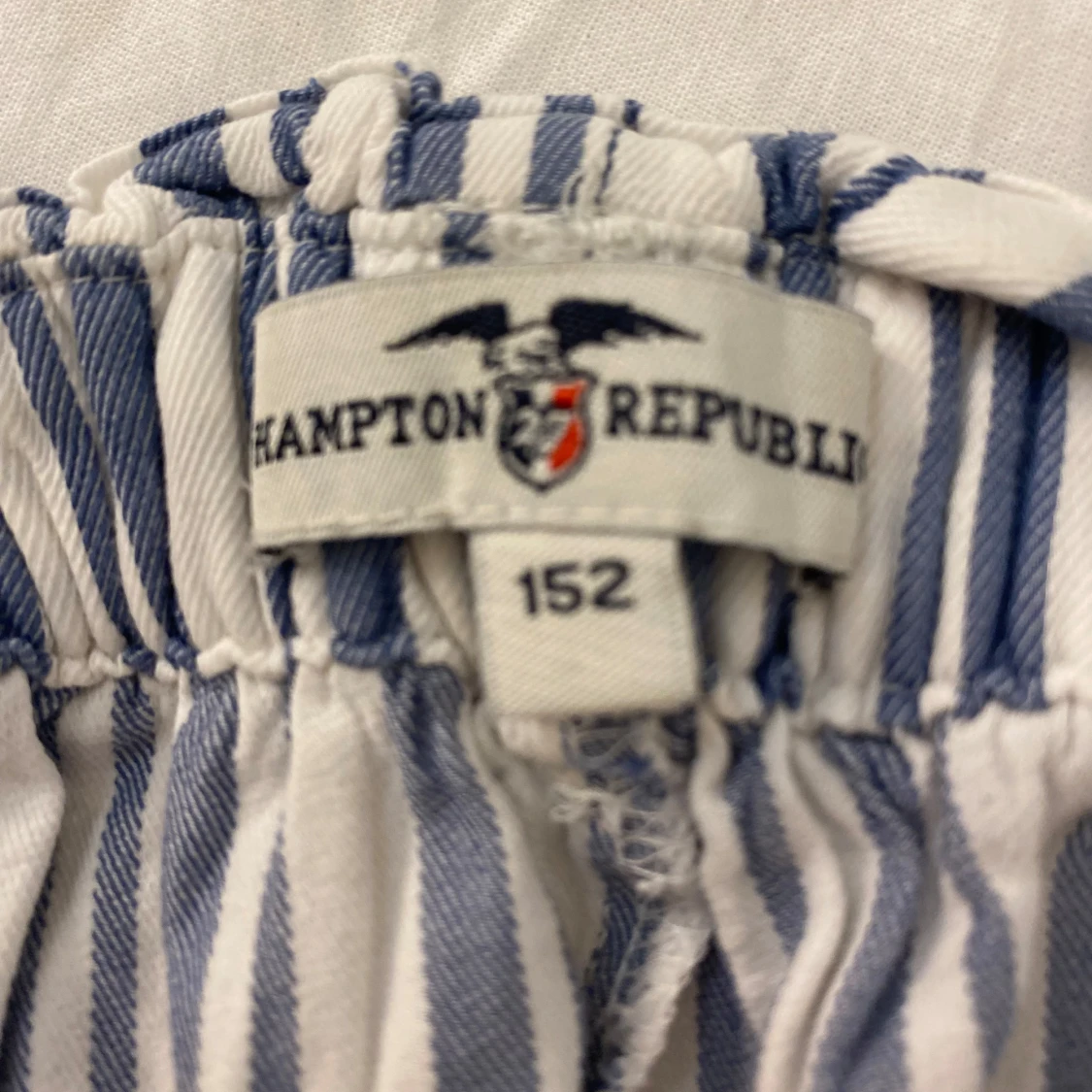 Blå-vit randiga shorts - 92