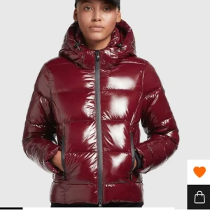 Vinterjacka - Säljer min superfina vinterjacka i världens finaste färg ifrån Khujo. Köpt i vintras, väldigt sparsamt använd. Storlek L men liten i storleken. Nypris: 2049kr. Hör av dig vid funderingar💕 Pris går absolut att diskutera vid snabb affär😊