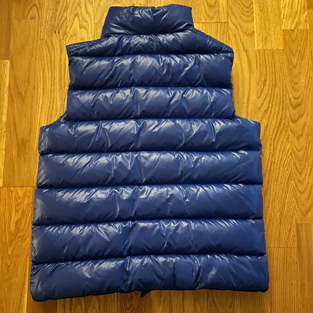 Hej jag säljer en fin blå moncler väst i storlek 164cm. Den har använts ganska många gånder så den har ett hål på baksidan men har fixat den hos skrädaren som har lagt en lap över med den närmaste färgen det syns knapt.. Jackor.