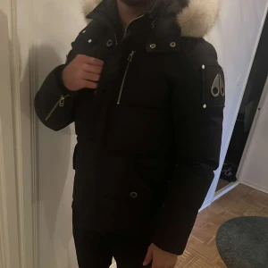 Moose Knuckles jacka S - Säljer min killes Moose jacka. Inga defekter och i väldigt bra skick! Kvitto finns! Pris kan diskuteras vid snabb affär!