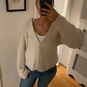 Vit kofta - Söt krämvit kofta 🩷