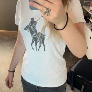 Ralph lauren T-shirt - Säljer denna som inte kommer till användning längre, senast använd typ 1 år sen 