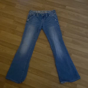 Miss me jeans  - Hej ja säljer dessa snygga miss me jeans i storlek 26, ja säljer dom hära för att dom tyvärr inte kommer till användning. Köpte för jag 1000kr❤️