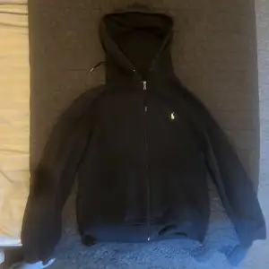 Säljer min polo Ralph lauren hoodie i storlek M som jag inte längre använder. Köpt från Johnells för två år sen  Nypris 2299 på johnells Säljer för 800 Pris kan diskuteras