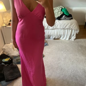 Maxiklänning med prislapp kvar  - Superfin maxiklänning ifrån Boohoo med prislapp kvar❤️🙏🏼