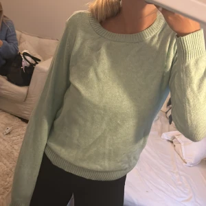 Stickad tröja  - Aldrig använd 
