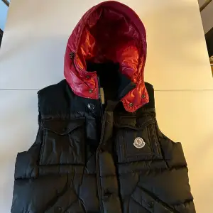 En fin och unik moncler väst, storlek 3. Skicket är jättebra. Pris kan diskuteras vid snabb affär. Hör av dig för mer info.