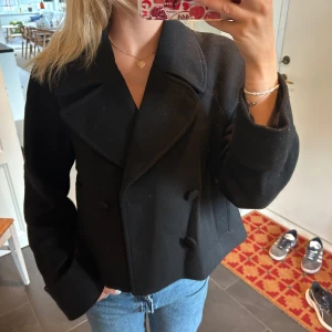 Svart kappa - Jätte snygg svart kappa från & other storys, jätte fint skick bara en knapp som saknas men inget man tänker på☺️ köparen står för frakt
