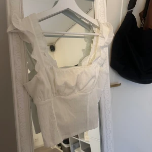 Vit topp  - Super gullig och söt topp från Gina som aldrig kommit till användning tyvärr för den är super fin. 💘💘💘💘 Tveka inte på att ställa frågor vid funderingar!🩷